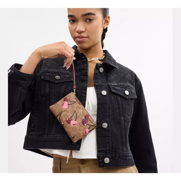 🍒 Coach Corner Zip Wristlet In Signature Canvas With Cherry Print - Picture 4 of 12